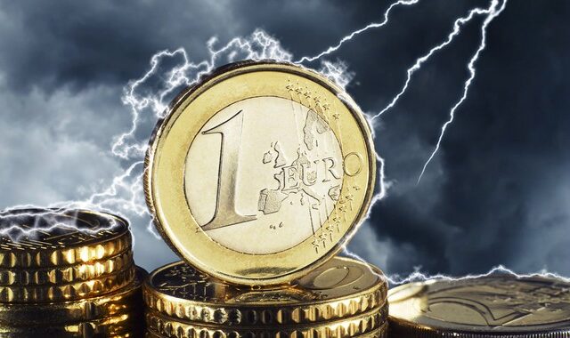 ‘Τα εκ γενετής λάθη βασανίζουν ακόμα το ευρώ’