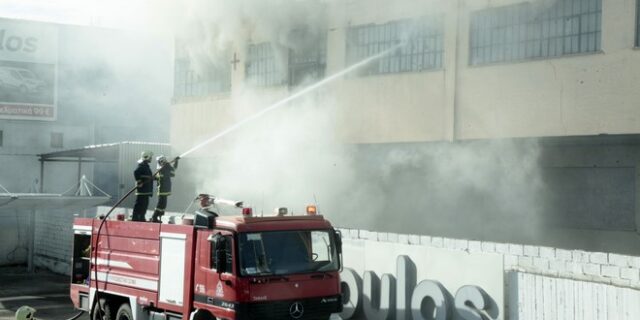 Καίγεται από άκρη σε άκρη βιοτεχνία υφασμάτων στον Ρέντη