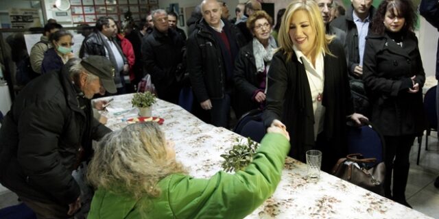 Στη δομή φιλοξενίας αστέγων του Πειραιά, η Φώφη Γεννηματά