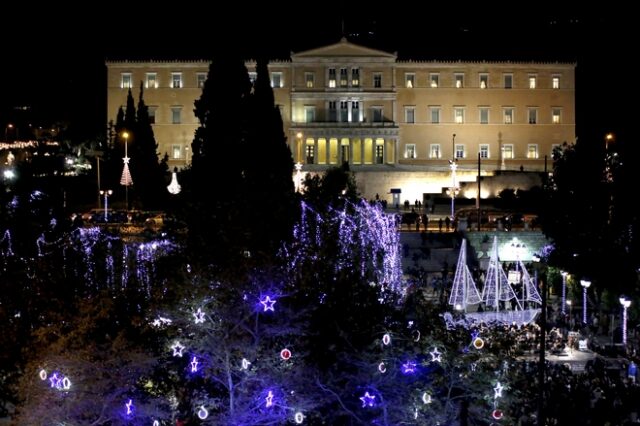 Φωταγωγήθηκε η Αθήνα για τις γιορτές