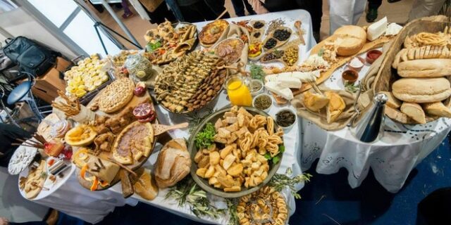 To Ελληνικό Πρωινό βγαίνει από το ξενοδοχείο