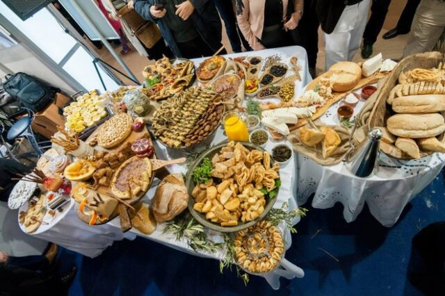 To Ελληνικό Πρωινό βγαίνει από το ξενοδοχείο