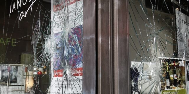 Επίθεση στον Ιανό. Κουκουλοφόροι έσπασαν βιτρίνες του βιβλιοπωλείου