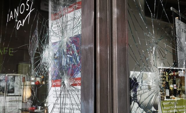 Επίθεση στον Ιανό. Κουκουλοφόροι έσπασαν βιτρίνες του βιβλιοπωλείου