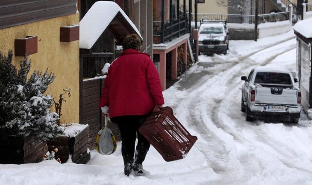 Καιρός: Χιόνια και τσουχτερό κρύο. Σε ετοιμότητα οι δήμοι της χώρας