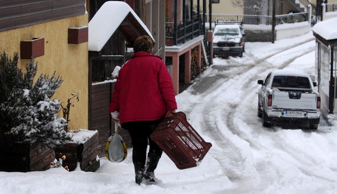 Καιρός: Χιόνια και τσουχτερό κρύο. Σε ετοιμότητα οι δήμοι της χώρας