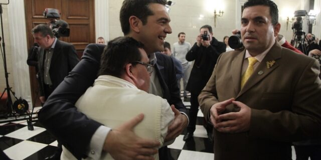 Κάλαντα και χορός στο Μαξίμου