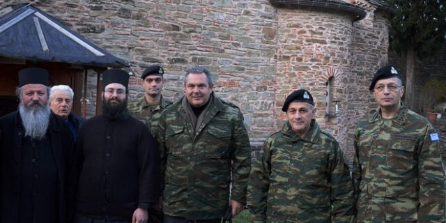 Ο Καμμένος κοιμήθηκε σε φυλάκιο στα σύνορα με Αλβανία. Έκανε λόγο για ‘ηλίθιες δηλώσεις Ερντογάν’
