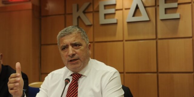 Βγήκαν τα μαχαίρια στο συνέδριο της ΚΕΔΕ