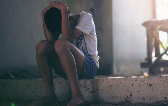 Όλιβερ Τουίστ στα φανάρια της Βούλας. Εκμεταλλευόταν ανηλίκους με επαιτεία