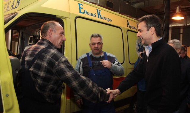 Επίσκεψη Μητσοτάκη στο ΕΚΑΒ