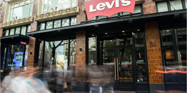 Levi Strauss: ‘Αφήστε τα όπλα σας στο σπίτι πριν έρθετε να ψωνίσετε’