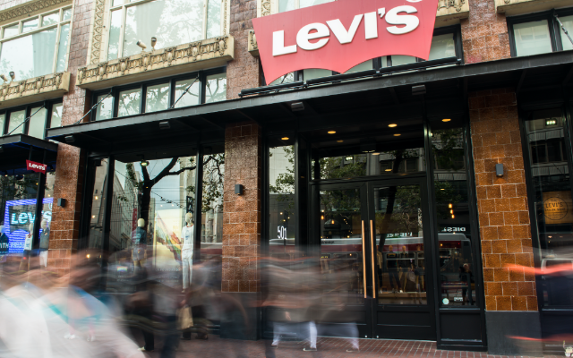 Levi Strauss: ‘Αφήστε τα όπλα σας στο σπίτι πριν έρθετε να ψωνίσετε’
