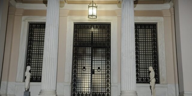 Τη λύση ψάχνουν στο Μαξίμου