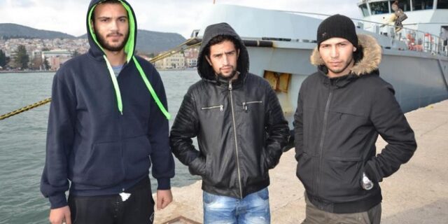 Μυτιλήνη: Μετανάστες βούτηξαν για να σώσουν τους επιβάτες αυτοκινήτου