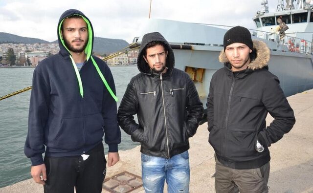 Μυτιλήνη: Μετανάστες βούτηξαν για να σώσουν τους επιβάτες αυτοκινήτου