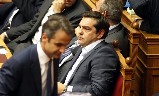 O Αλέξης, ο Κυριάκος και η μπάλα