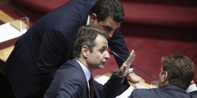 Γιατί η ΝΔ επέλεξε τελικά το παρών για το βοήθημα στους συνταξιούχους