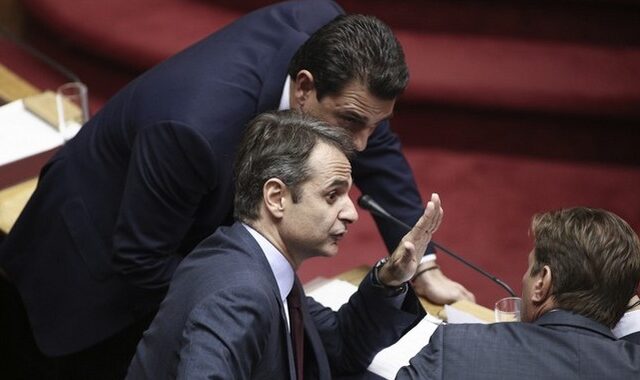 Γιατί η ΝΔ επέλεξε τελικά το παρών για το βοήθημα στους συνταξιούχους