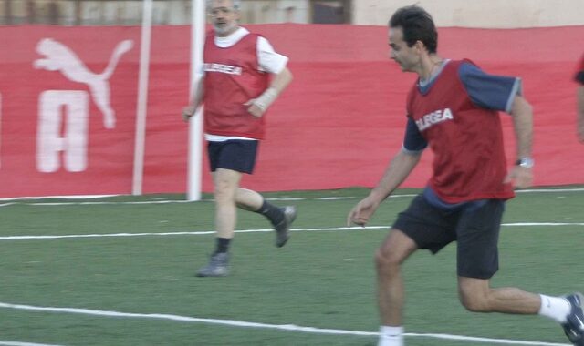 Ο Μητσοτάκης θα παίξει ποδόσφαιρο για τους άστεγους