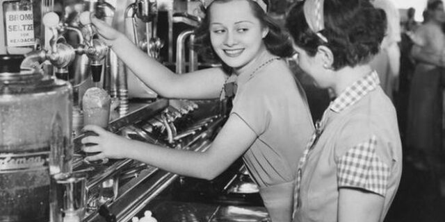 Μηχανή του Χρόνου: Το πρώτο μαγαζί της Αθήνας που προσέλαβε σερβιτόρες