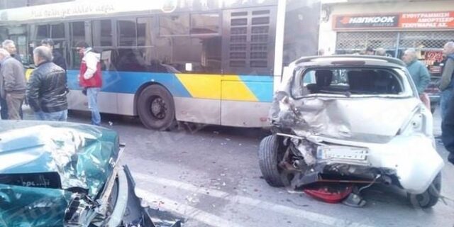 Σφοδρή καραμπόλα λεωφορείου με τρία αυτοκίνητα