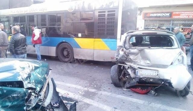 Σφοδρή καραμπόλα λεωφορείου με τρία αυτοκίνητα