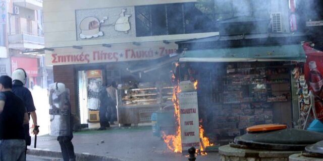 Νεαροί επιτέθηκαν στον περιπτερά του Πολυτεχνείου και του έκαψαν το περίπτερο