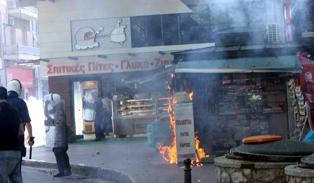 Νεαροί επιτέθηκαν στον περιπτερά του Πολυτεχνείου και του έκαψαν το περίπτερο