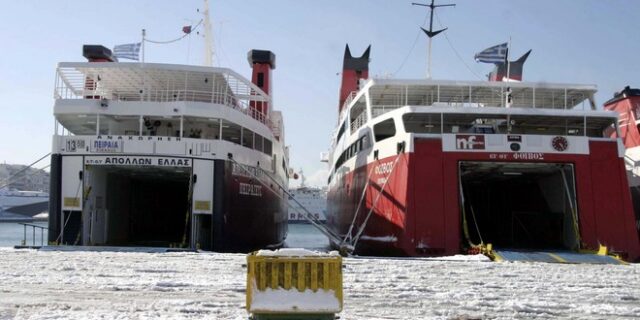 Πυκνές χιονοπτώσεις και την Παρασκευή. Δεμένα τα πλοία στα λιμάνια