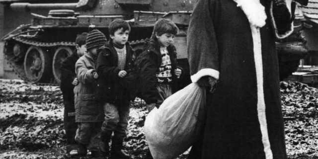 Μηχανή του Χρόνου: Γιατί ο Άγιος Βασίλης κρατά όπλο;