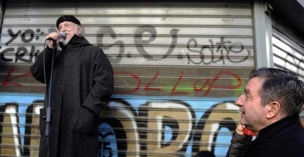 Ο Σαββόπουλος τραγούδησε τα κάλαντα έξω από το Αττικόν