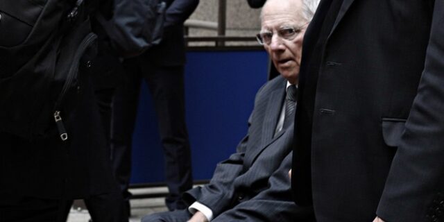 Handelsblatt: Υπέρ των βραχυπρόθεσμων ελαφρύνσεων για το ελληνικό χρέος το γερμανικό ΥΠΟΙΚ