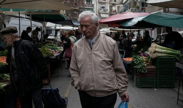 ΕΚΑΣ: Έρχονται μειώσεις για 250.000 συνταξιούχους