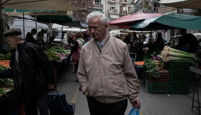 ΕΚΑΣ: Έρχονται μειώσεις για 250.000 συνταξιούχους