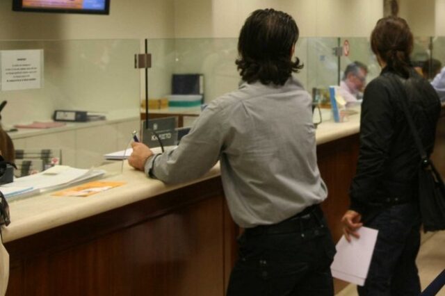 Θεσσαλονίκη: Υπάλληλος τραπέζης έβαζε ‘χέρι’ σε λογαριασμούς πελατών