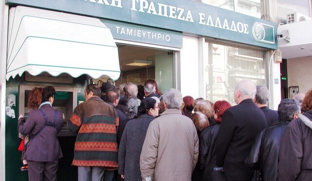 Συνωστισμός στα γκισέ των τραπεζών και διαδικτυακά για την πληρωμή του ΕΝΦΙΑ