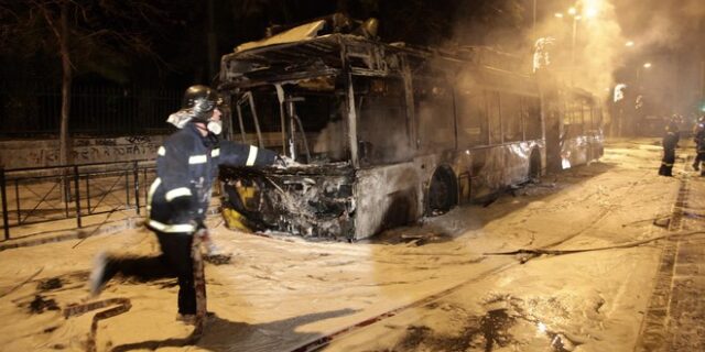 Αντιεξουσιαστές κατέβασαν επιβάτες από 3 τρόλεϊ στο Πολυτεχνείο και τα έκαψαν