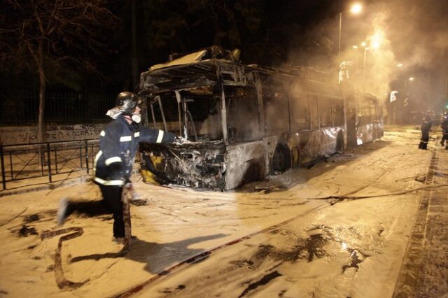 Αντιεξουσιαστές κατέβασαν επιβάτες από 3 τρόλεϊ στο Πολυτεχνείο και τα έκαψαν