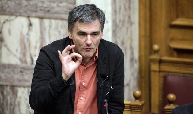 Βουλή: Καβγάς για τη 13η σύνταξη μεταξύ Τσακαλώτου – Οικονόμου