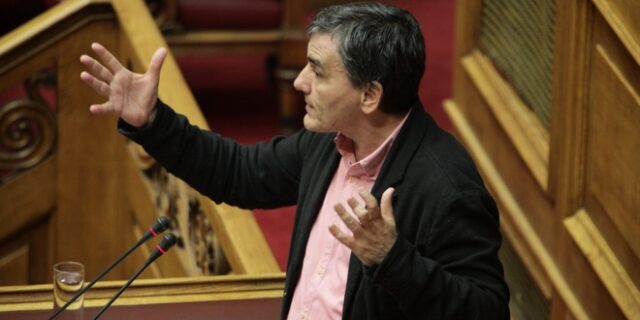 Διακομματικό ‘όχι’ στις πιέσεις για μέτρα ζητά ο Τσακαλώτος