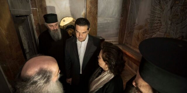 Φωτογραφίες: Ο Αλέξης Τσίπρας μέσα στον Πανάγιο Τάφο