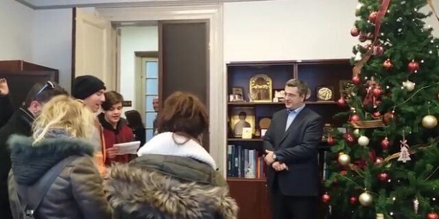 Αγωνιστικά κάλαντα του ΚΚΕ στον Τζιτζικώστα