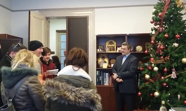 Αγωνιστικά κάλαντα του ΚΚΕ στον Τζιτζικώστα