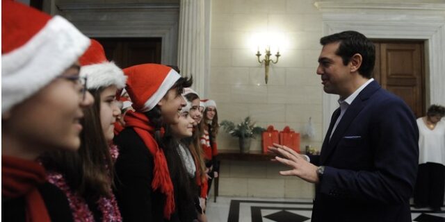 Τσίπρας σε μαθητές: Jingle Bells, αυτά είναι του ευρώ… Θέλω παραδοσιακά κάλαντα