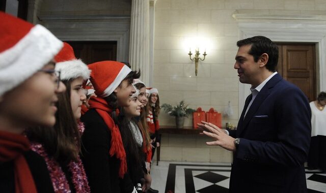 Τσίπρας σε μαθητές: Jingle Bells, αυτά είναι του ευρώ… Θέλω παραδοσιακά κάλαντα