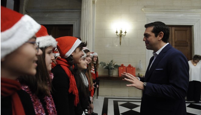 Τσίπρας σε μαθητές: Jingle Bells, αυτά είναι του ευρώ… Θέλω παραδοσιακά κάλαντα