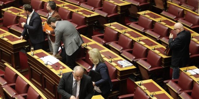 Αποχώρησε το Ποτάμι από τη Βουλή λόγω ‘βροχής’ τροπολογιών