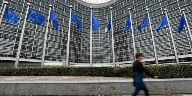 Η Κομισιόν υπενθυμίζει πως το πρόγραμμα περιλαμβάνει δεσμεύσεις