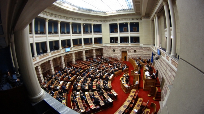 Σύγκρουση στη Βουλή για την ονομαστική ψηφοφορία